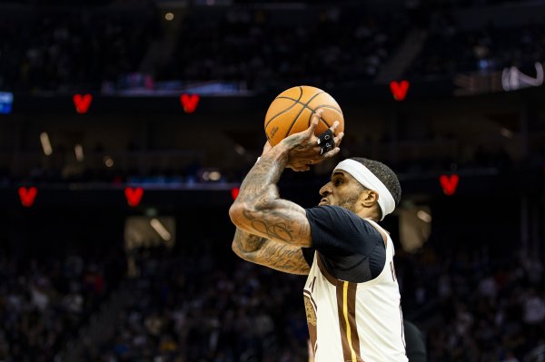 股票配资官网最新 330万太香了！小佩顿赛季73场场均7.5分3.6板1.7助0.9断0.3帽