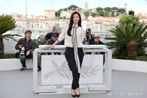 怎么玩股票配资官网 全智贤时隔11年亮相戛纳，身穿纯白礼服高贵宛如女王！